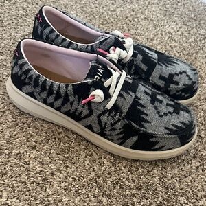 Ariat Black and Gray Aztec Hilo Blanket Shoe